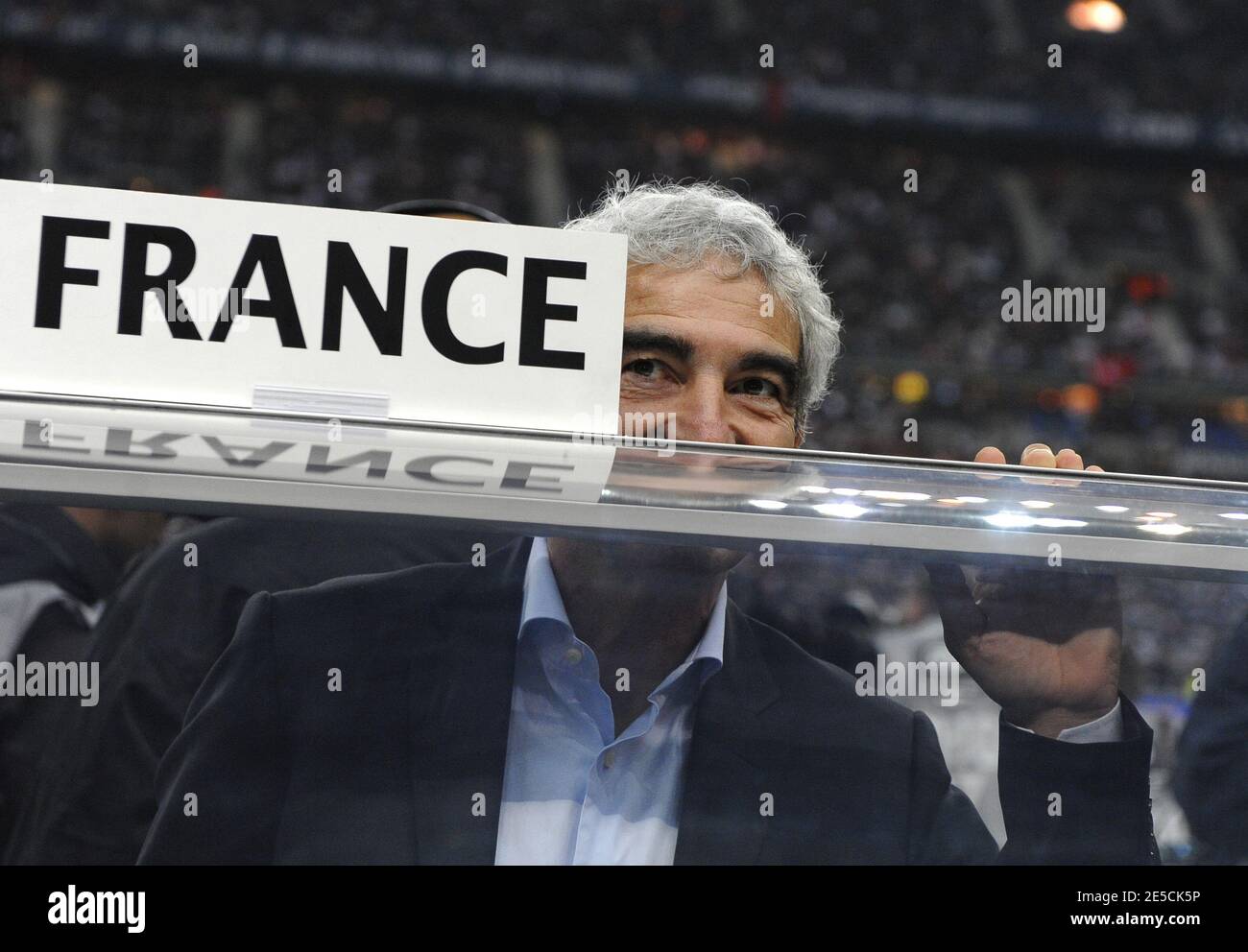 L'entraîneur français Raymond Domenech avant le match international de football amical, France contre Tunisie, à St-Denis, France, le 14 octobre 2008. La France a gagné 3-1. Photo de Willis Parker/Cameleon/ABACAPRESS.COM Banque D'Images