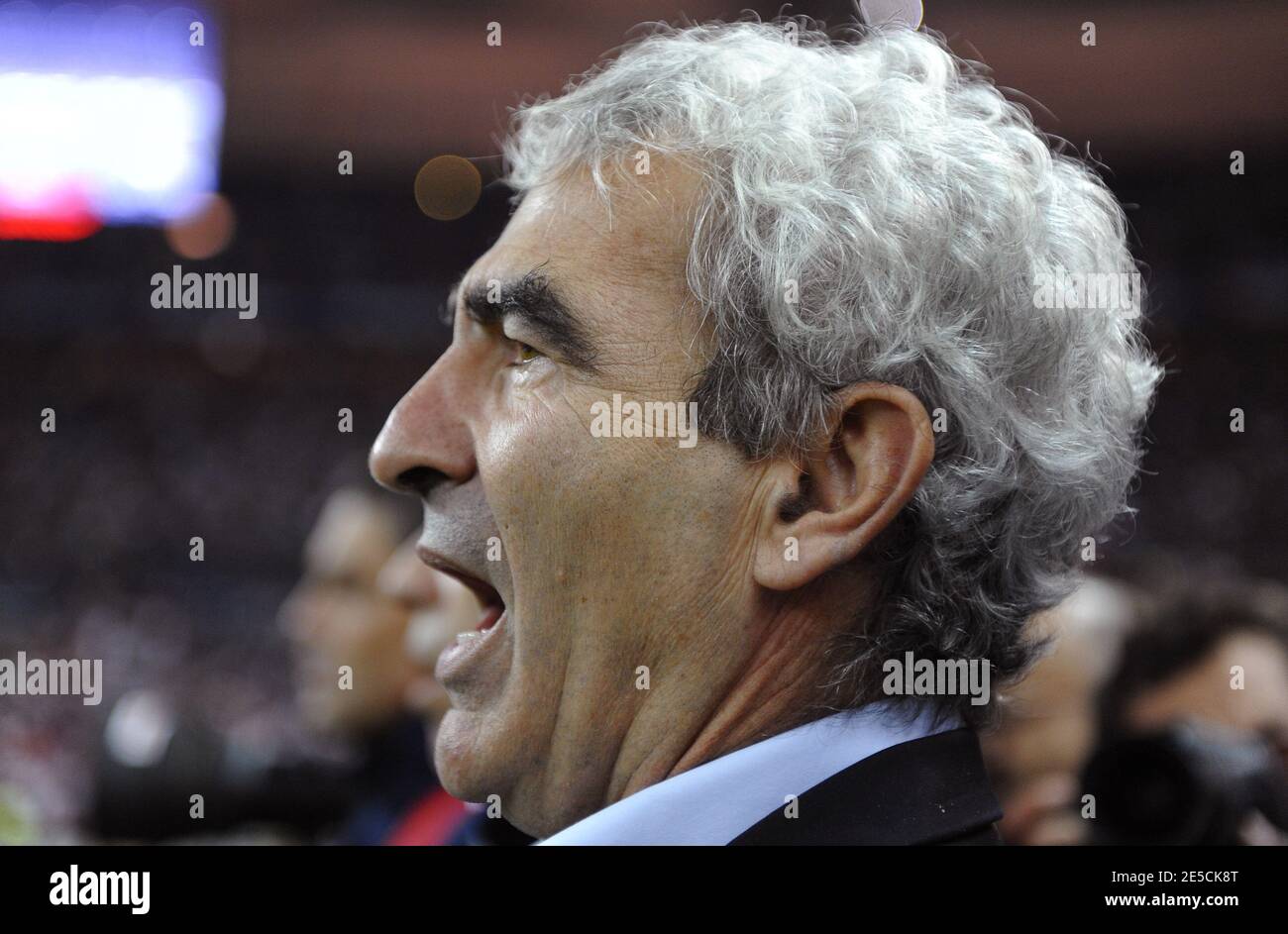 L'entraîneur français Raymond Domenech avant le match international de football amical, France contre Tunisie, à St-Denis, France, le 14 octobre 2008. La France a gagné 3-1. Photo de Willis Parker/Cameleon/ABACAPRESS.COM Banque D'Images