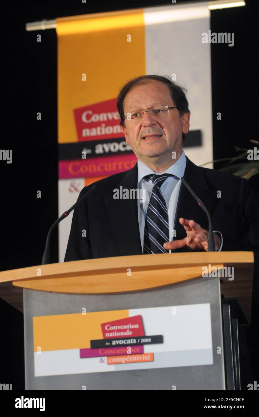 Le ministre français adjoint du Commerce, des métiers artisanaux, des petites et moyennes entreprises, du Tourisme et des Services Herve Novelli prononce un discours lors de la 4e Convention nationale des avocats à Lille, en France, le 17 octobre 2008. Photo de Norbert Angielczyk/ABACAPRESS.COM Banque D'Images