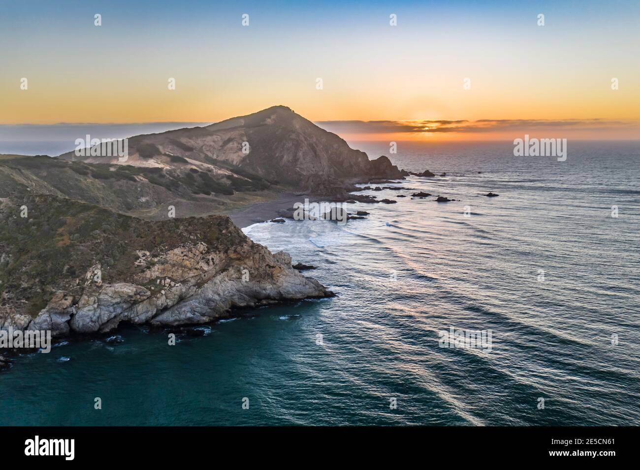 Vue aérienne incroyable sur une plage rêveuse dans le centre de la côte chilienne. Vue imprenable sur les vagues venant de la mer et de la côte sauvage. A été Banque D'Images