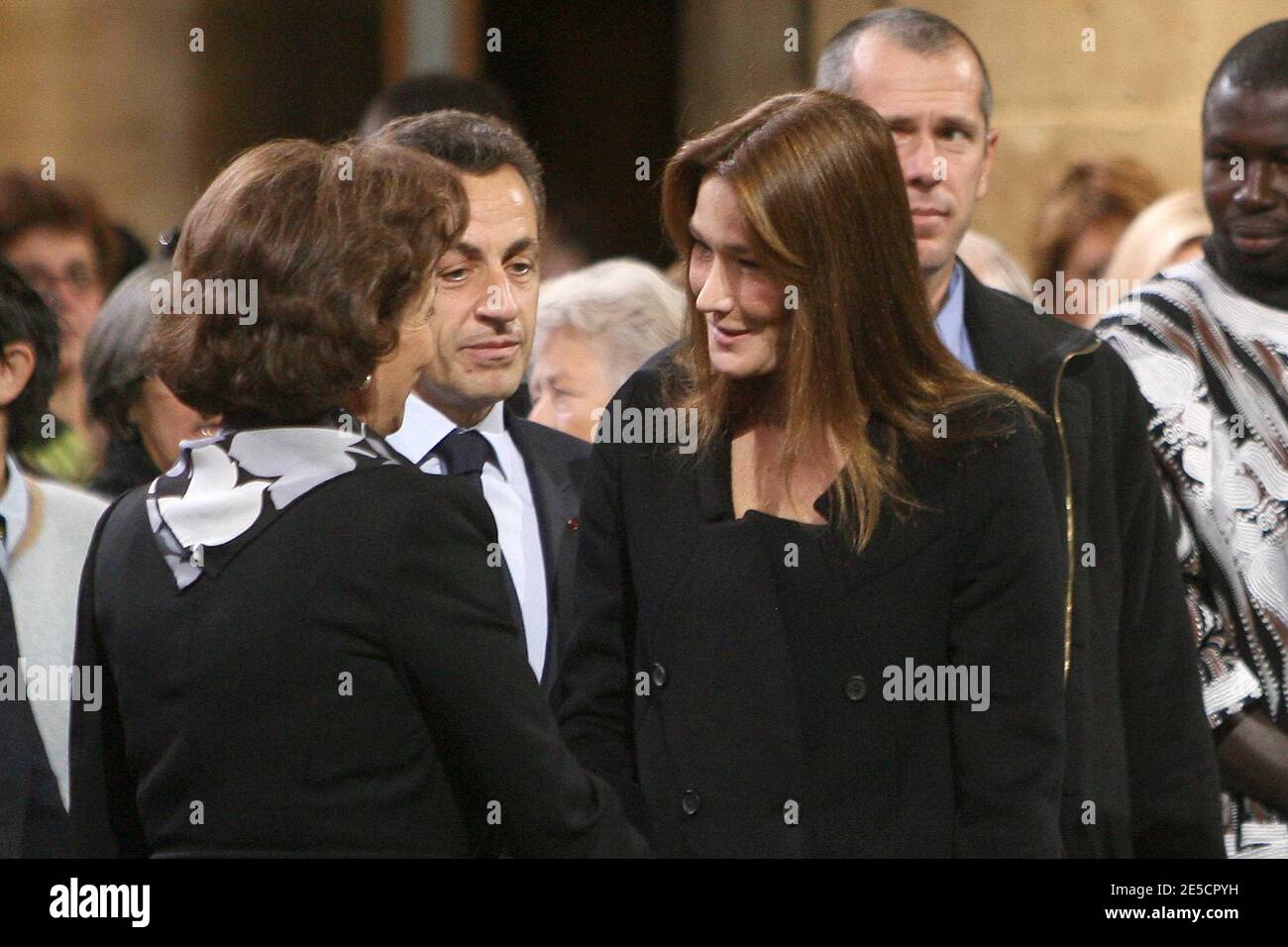 La première dame française Carla Bruni-Sarkozy accueille la première dame égyptienne Susan Moubarak lors de la messe de Requiem à la cathédrale notre-Dame de Paris pour sœur franco-belge Emmanuelle, membre de l'ordre de notre-Dame de Sion, en France, le 22 octobre 2008. La France a rendu un hommage chaleureux à la nonne très aimée de 99 ans qui a consacré sa vie au service des pauvres en Égypte . Elle est décédée le 20 octobre. Photo de Villard-Chesnot/Pool/ABACAPRESS.COM Banque D'Images