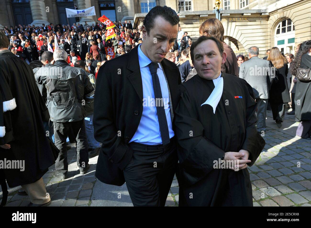 Les avocats français Karim Achoui et Francis Szpiner lors de la manifestation des magistrats et avocats français au palais de justice de Paris, en France, le 23 octobre 2008, contre la politique du ministre français de la Justice Rachida Dati. Photo de Mousse/ABACAPRESS.COM Banque D'Images Les avocats français Karim Achoui et Francis Szpiner lors de la manifestation des magistrats et avocats français au palais de justice de Paris, en France, le 23 octobre 2008, contre la politique du ministre français de la Justice Rachida Dati. Photo de Mousse/ABACAPRESS.COM Banque D'Images