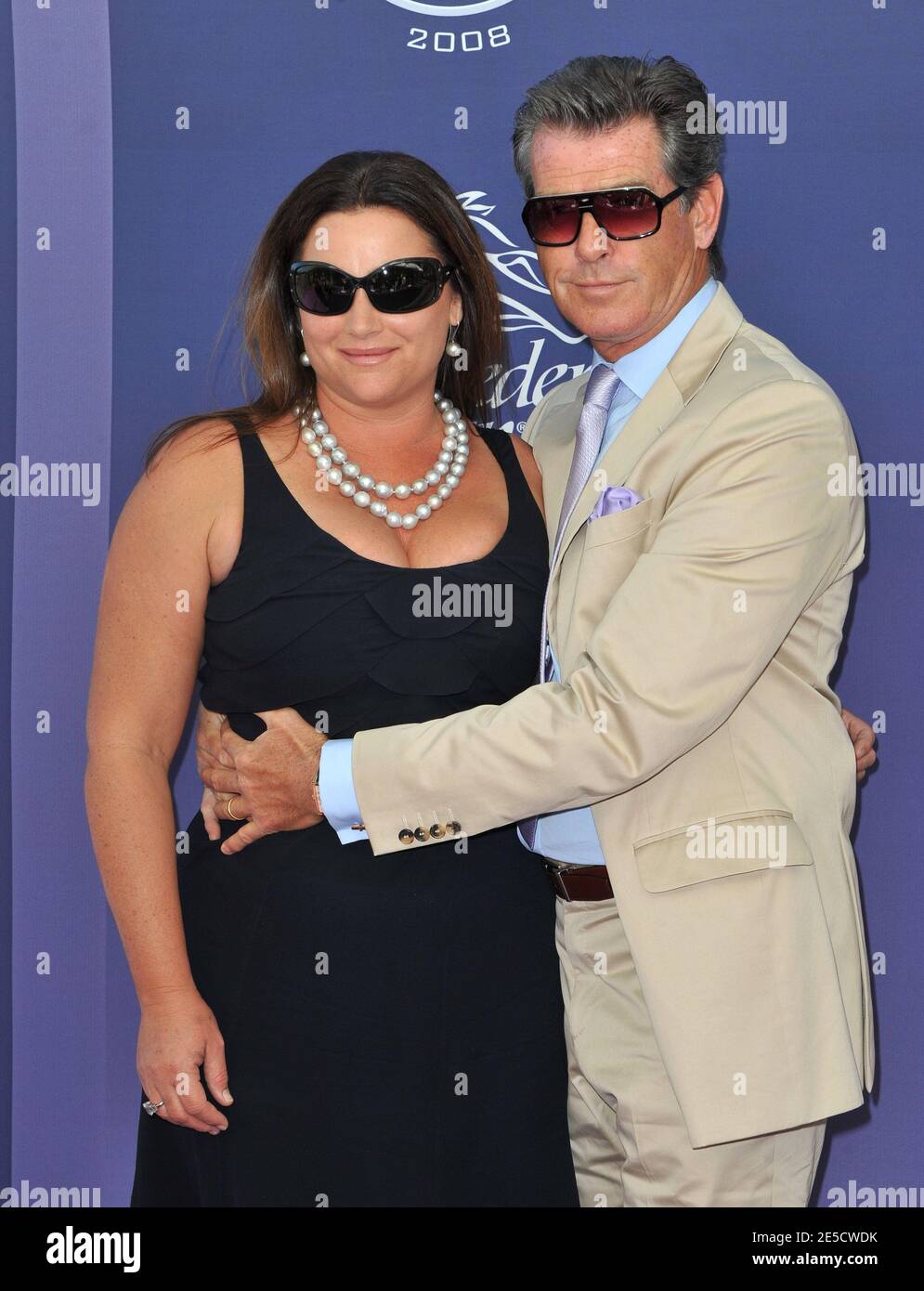 Pierce Brosnan et Keely Shaye Smith participant à la 25e course du Championnat du monde de la coupe des éleveurs qui s'est tenue au parc Santa Anita à Arcadia à Los Angeles, CA, États-Unis, le 25 octobre 2008. Photo de Lionel Hahn/ABACAPRESS.COM Banque D'Images