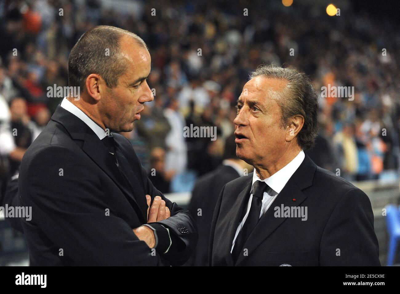 Paul le Guen, directeur de PSG, et Charles Villeneuve, président de PSG lors du match de football de la première Ligue française, Olympique Marseille contre Paris Saint-Germain au Stade vélodrome de Marseille, France, le 26 octobre 2008. PSG a gagné 4-2. Photo de Steeve McMay/Cameleon/ABACAPRESS.COM Banque D'Images