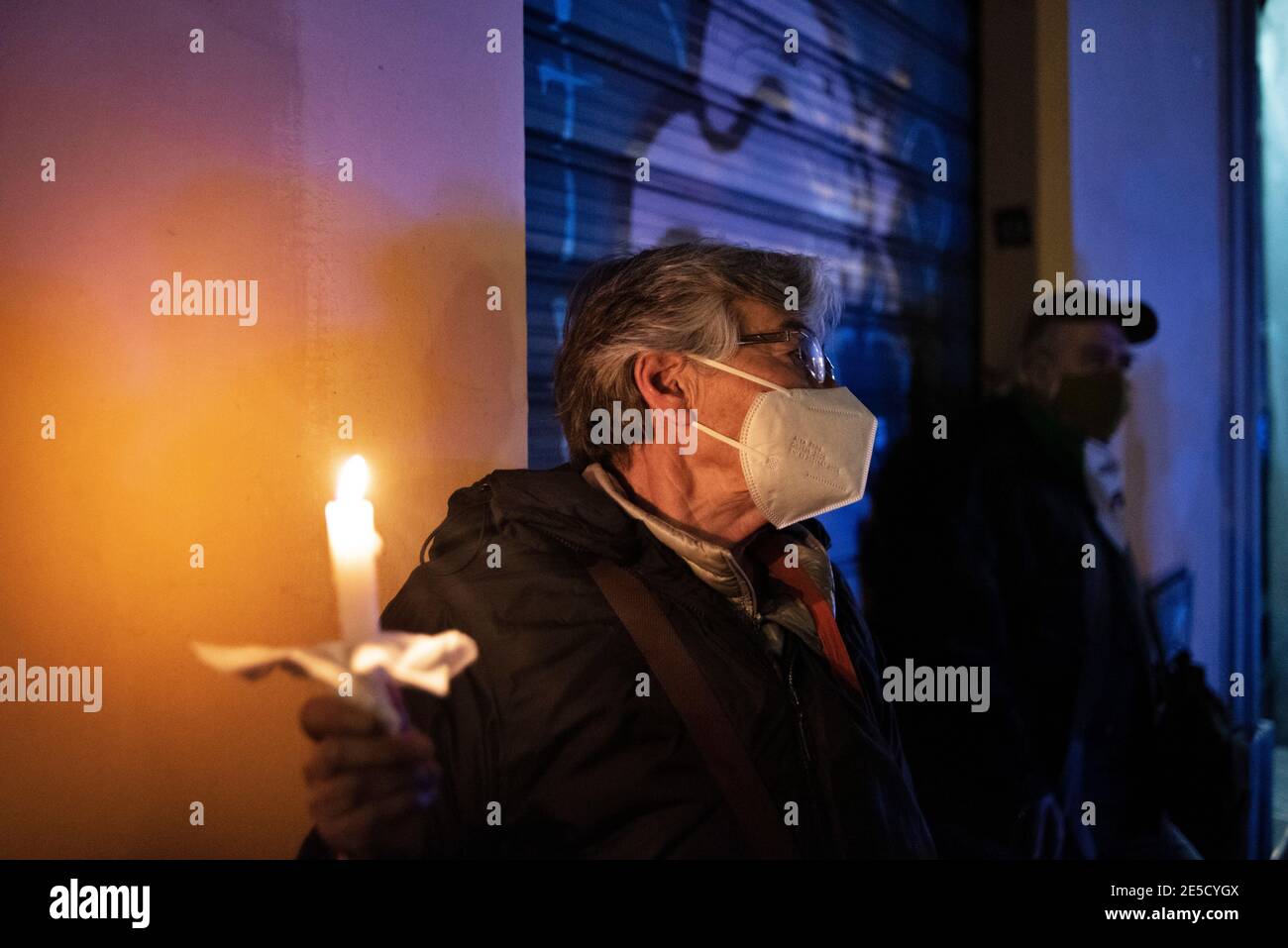 Rome, 27/01/2021. Aujourd’hui, une veillée aux chandelles s’est tenue à Rome via degli Zingari pour rappeler – comme l’ont affirmé les organisateurs – les « victimes oubliées de l’Holocauste » : Roms, Sinti, Camminanti, homosexuels, personnes handicapées, témoins de Jéhovah, dissidents politiques, minorités ethniques et des millions d’autres tués par le régime nazi et ses collaborateurs. Le 27 janvier est la Journée internationale de l'Holocauste, également appelée Journée commémorative de l'Holocauste au Royaume-Uni et en Italie, et marque le jour de la libération par l'armée de l'Union soviétique du plus grand camp de la mort, Auschwitz-Birkenau (76e anniversaire). Banque D'Images