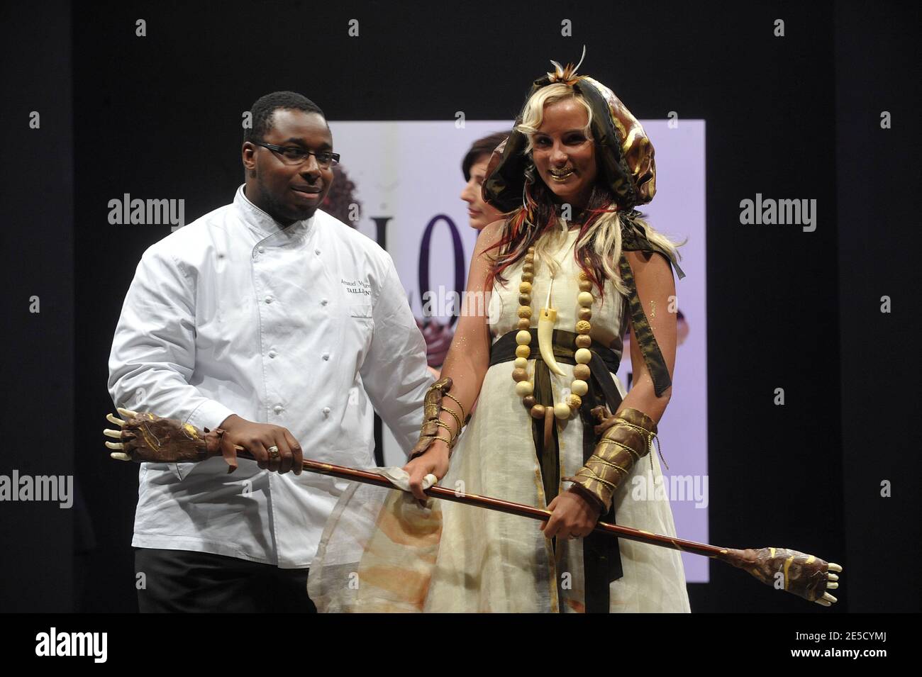 Elodie Gossuin présente une création de chocolat au salon d'ouverture du 13 « salon du chocolat » qui s'est tenu à la porte de Versailles, à Paris, en France, le 28 octobre 2008. Photo de Gorassini-Tamallah/ABACAPRESS.COM Banque D'Images