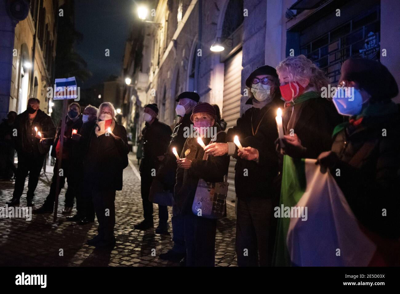 Rome, 27/01/2021. Aujourd’hui, une veillée aux chandelles s’est tenue à Rome via degli Zingari pour rappeler – comme l’ont affirmé les organisateurs – les « victimes oubliées de l’Holocauste » : Roms, Sinti, Camminanti, homosexuels, personnes handicapées, témoins de Jéhovah, dissidents politiques, minorités ethniques et des millions d’autres tués par le régime nazi et ses collaborateurs. Le 27 janvier est la Journée internationale de l'Holocauste, également appelée Journée commémorative de l'Holocauste au Royaume-Uni et en Italie, et marque le jour de la libération par l'armée de l'Union soviétique du plus grand camp de la mort, Auschwitz-Birkenau (76e anniversaire). Banque D'Images
