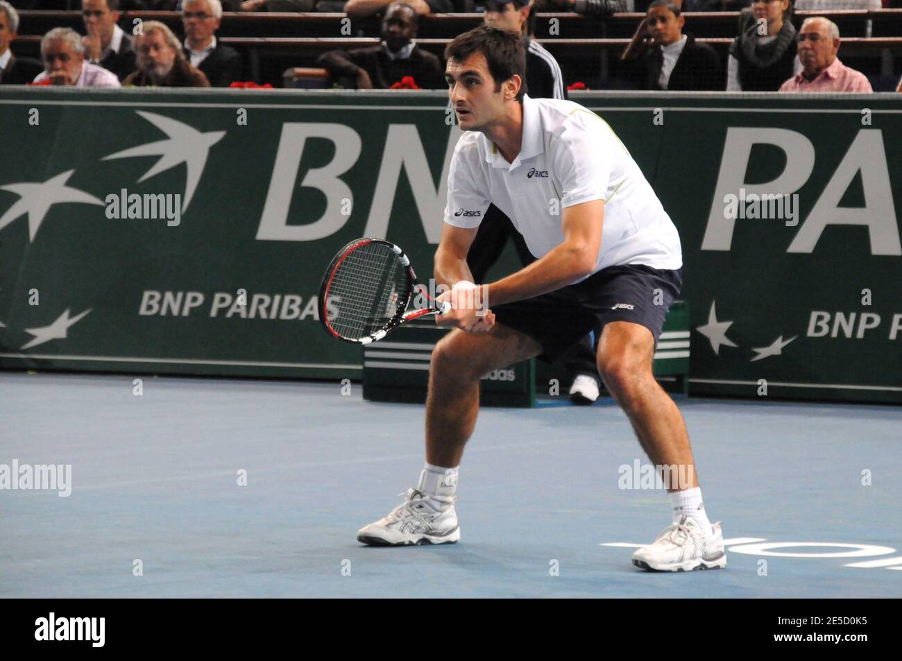 Florent Serra, en France, est battu par Rafael Nadal, 6-2, 6-4, en Espagne, lors de leur deuxième manche du tournoi de tennis en salle BNP Paris Masters au Palais Omnisports Paris-Bercy à Paris, en France, le 29 octobre 2008. Photo de Thierry Plessis/ABACAPRESS.COM Banque D'Images