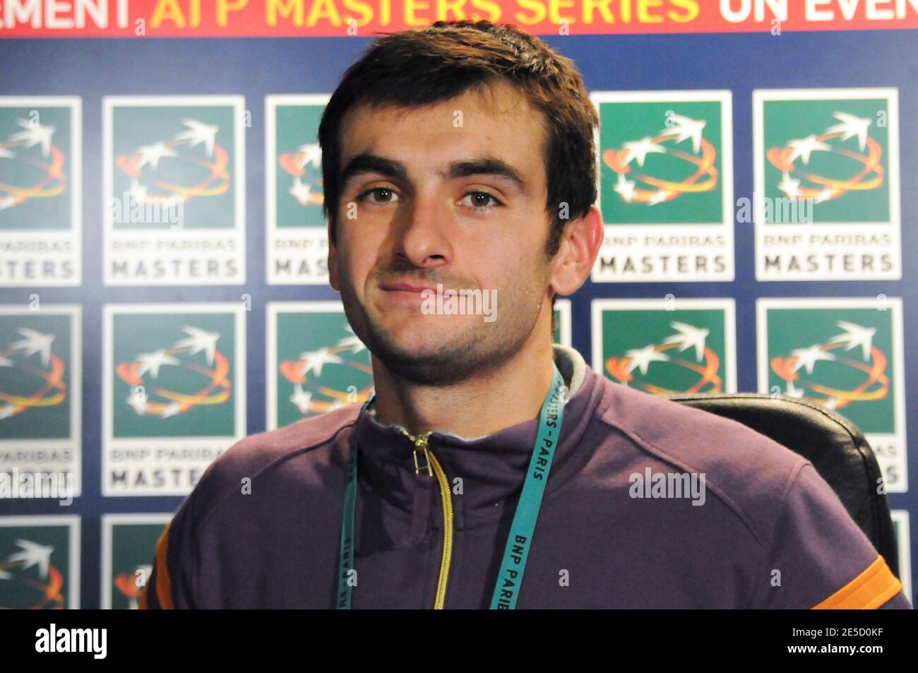 Florent Serra, en France, est battu par Rafael Nadal, 6-2, 6-4, en Espagne, lors de leur deuxième manche du tournoi de tennis en salle BNP Paris Masters au Palais Omnisports Paris-Bercy à Paris, en France, le 29 octobre 2008. Photo de Thierry Plessis/ABACAPRESS.COM Banque D'Images