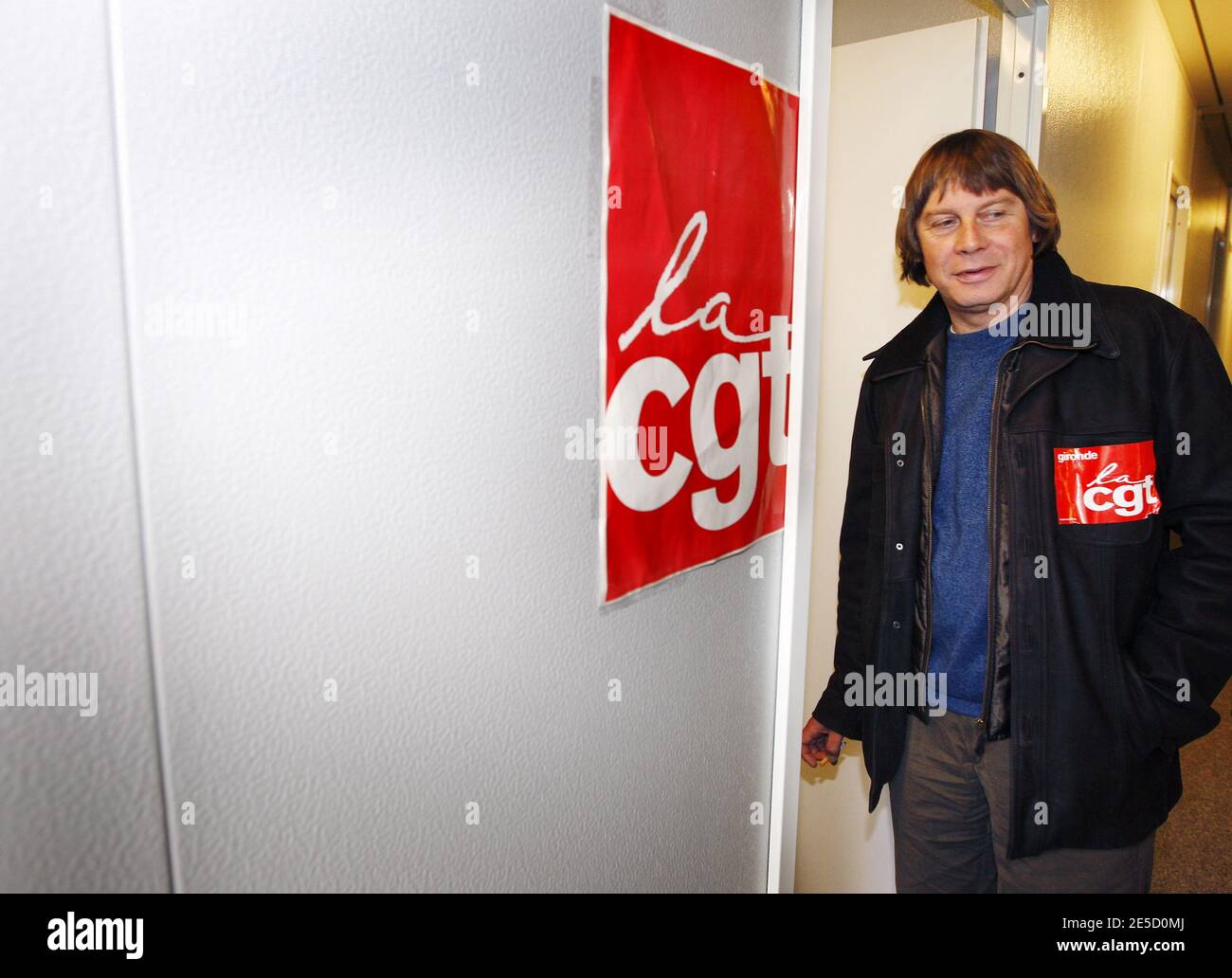 Le secrétaire général du syndicat français CGT Bernard Thibault visite les travailleurs de LA compagnie DE COFINOGA à Mérignac et les travailleurs de l'usine de Ford en grève à Blanquefort près de Bordeaux, pendant une journée dans le sud de la France, le 29 octobre 2008. Photo de Patrick Bernard/ABACAPRESS.COM Banque D'Images