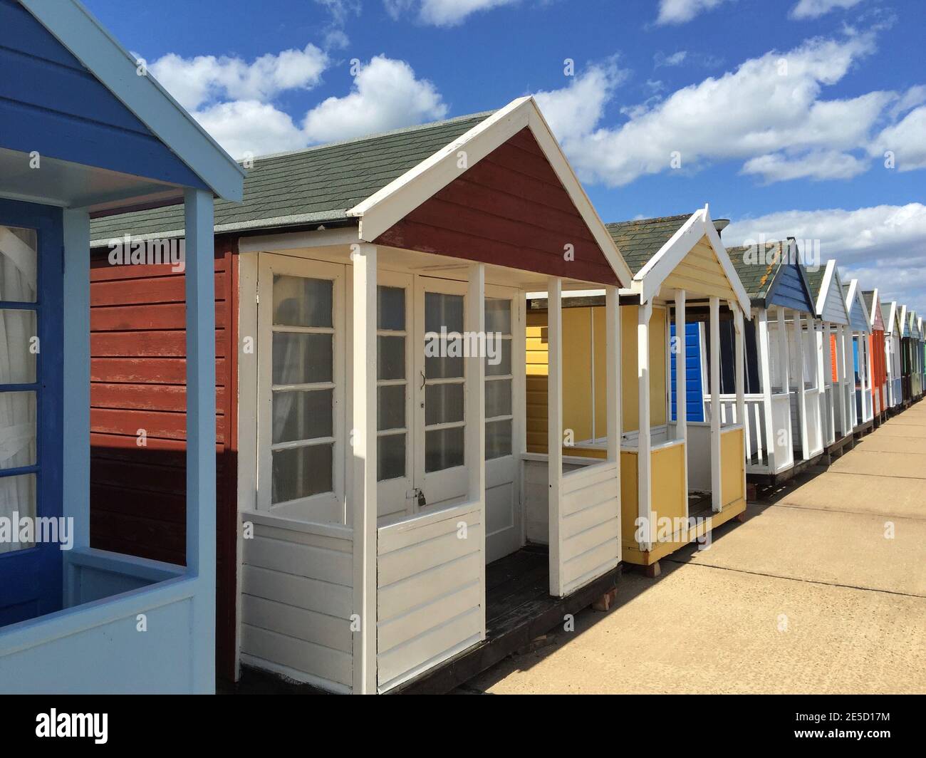Rangée de cabanes de plage multicolores, Southwold, Suffolk, Angleterre, Royaume-Uni Banque D'Images