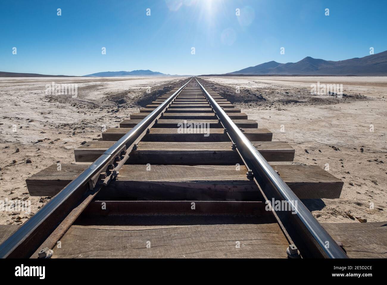 Voies ferrées menant aux Andes dans le désert d'Atacama, en Bolivie Banque D'Images