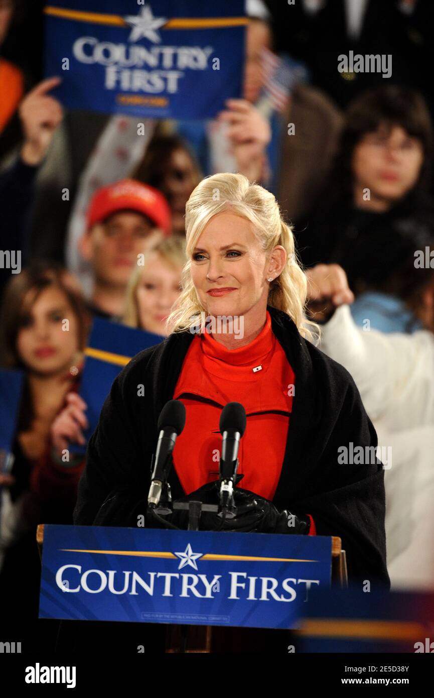 Cindy McCain tient une crache lors du dernier rassemblement de la campagne de John McCain à Prescott, en Arizona, le 3 novembre 2008. Photo de Lionel Hahn/ABACAPRESS.COM Banque D'Images