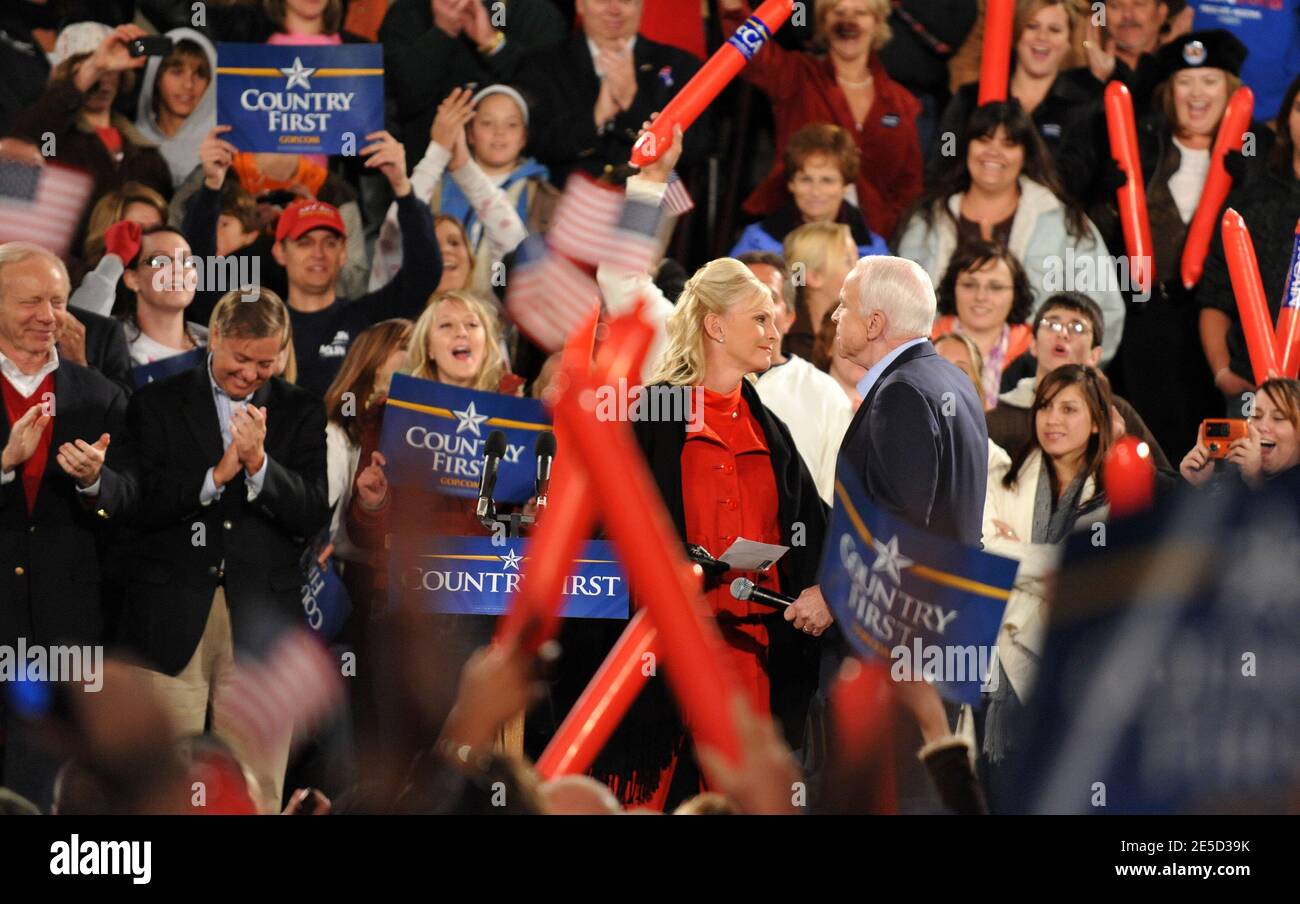 John McCain a tenu le dernier rassemblement de sa campagne à côté de Cindy McCain à Prescott, Arizona, le 3 novembre 2008. Photo de Lionel Hahn/ABACAPRESS.COM Banque D'Images