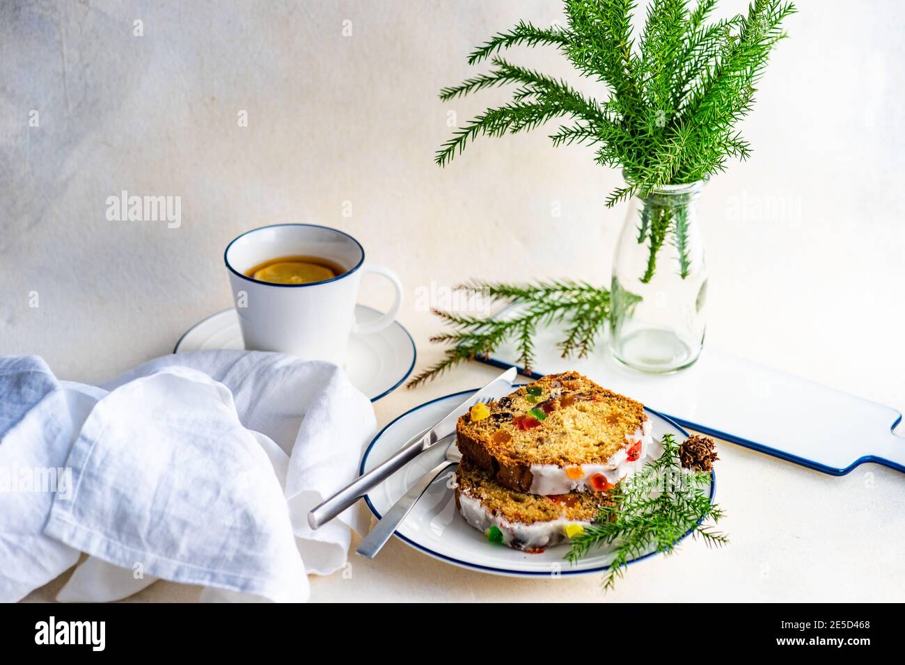 Vue de dessus de deux tranches de gâteau de Noël Stollen avec une tasse de thé Banque D'Images