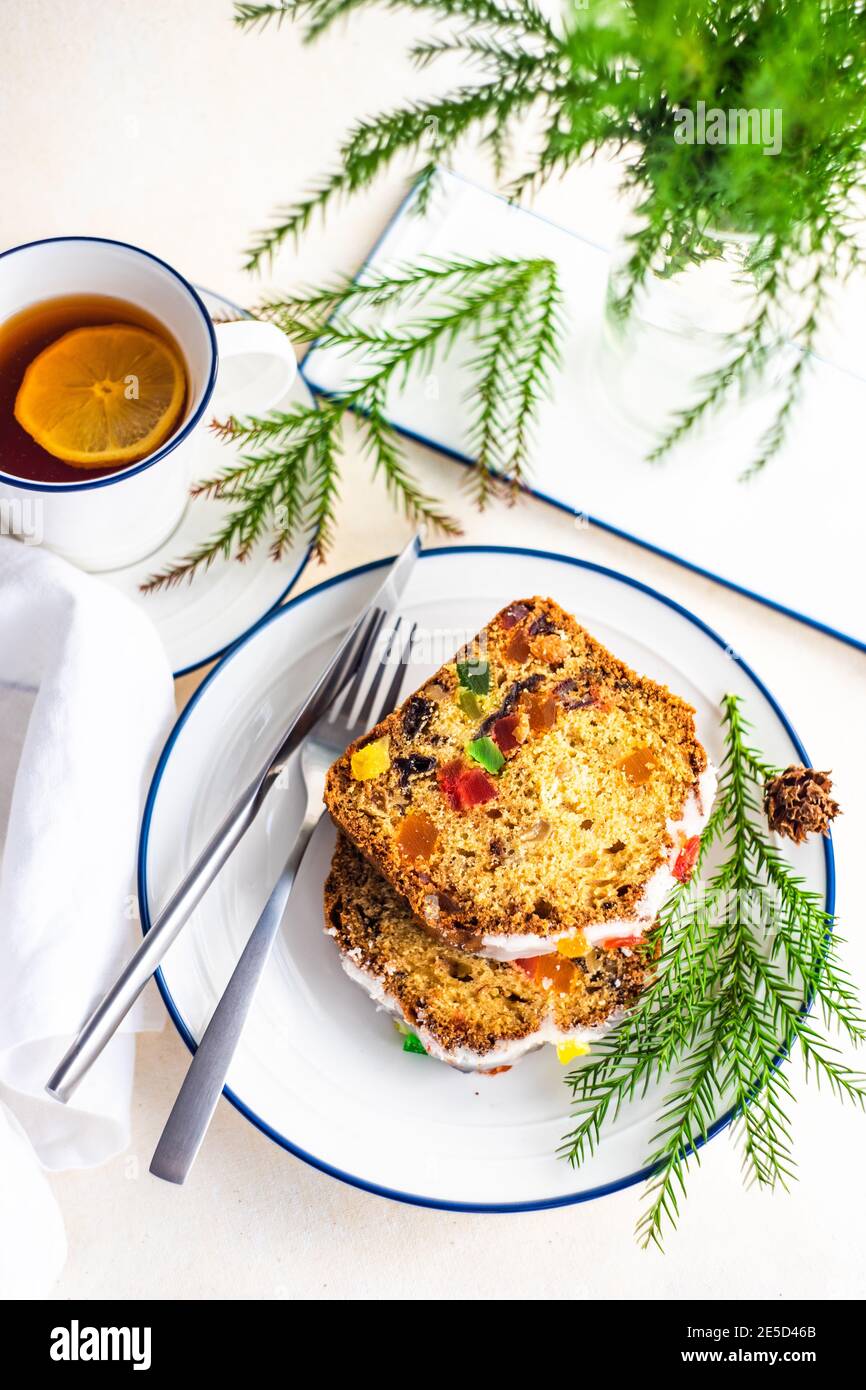 Vue de dessus de deux tranches de gâteau de Noël Stollen avec une tasse de thé Banque D'Images