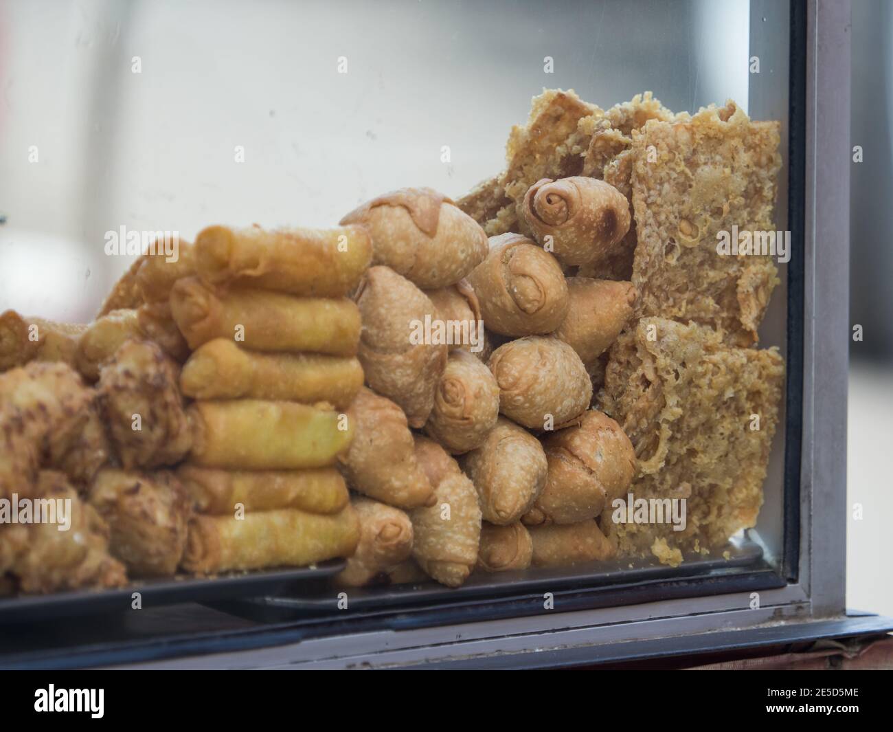 Jakarta, Indonésie - février 2018 : Pangsit frit à Bakso, boulettes de viande, Kota CAK Man Malang, boulettes de crevettes et autres spécialités indonésiennes sont en attente Banque D'Images