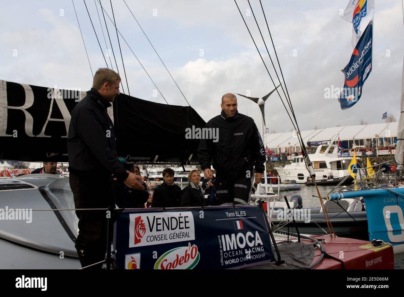 Zinedine Zidane sur le monocoque Yann Elies 'Generali' avant la prestigieuse course Vendee Globe qui commence à les Sables d'Olonne, France, le 8 novembre 2008. Sept des 30 skippers qui quitteront le port pour faire la course autour du monde sans escale, seuls, seront britanniques, un nombre record. La course, qui a lieu tous les quatre ans, a fait d'Ellen MacArthur un nom de famille en 2000, lorsqu'elle a terminé deuxième. Pete Goss a modifié le cours en 1996 pour secourir Raphaël Dinelli après avoir chaviré dans l'océan Austral peu avant que Tony Bullimore ne subisse le même sort. Il a finalement été sauvé de son bateau retourné b Banque D'Images