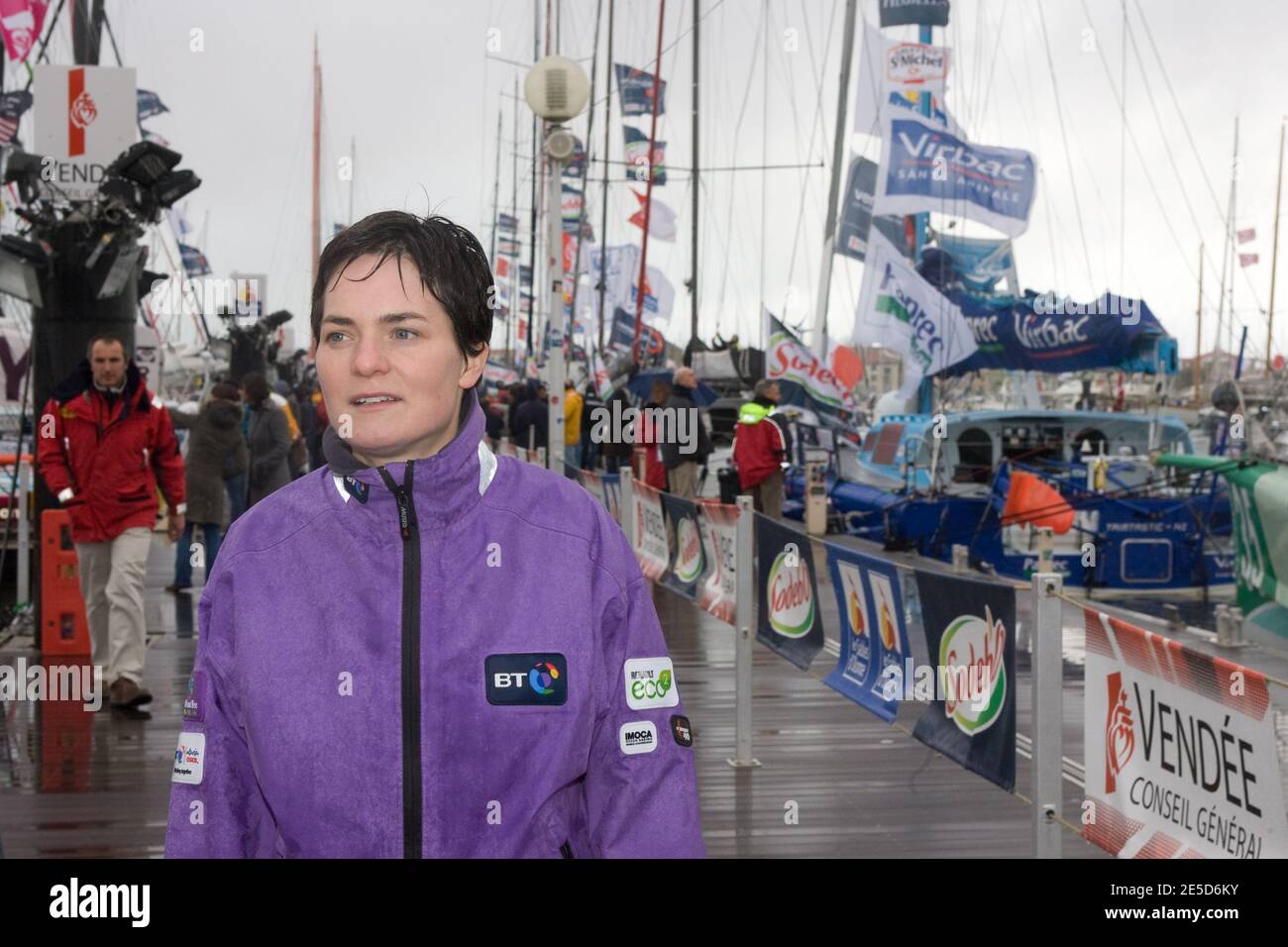 Ancienne patron Dame Ellen MacArthur avant la prestigieuse course Vendee Globe qui commence à les Sables d'Olonne, France, le 8 novembre 2008. Sept des 30 skippers qui quitteront le port pour faire la course autour du monde sans escale, seuls, seront britanniques, un nombre record. La course, qui a lieu tous les quatre ans, a fait d'Ellen MacArthur un nom de famille en 2000, lorsqu'elle a terminé deuxième. Pete Goss a modifié le cours en 1996 pour secourir Raphaël Dinelli après avoir chaviré dans l'océan Austral peu avant que Tony Bullimore ne subisse le même sort. Il a finalement été sauvé de son bateau renversé par la Marine australienne Banque D'Images