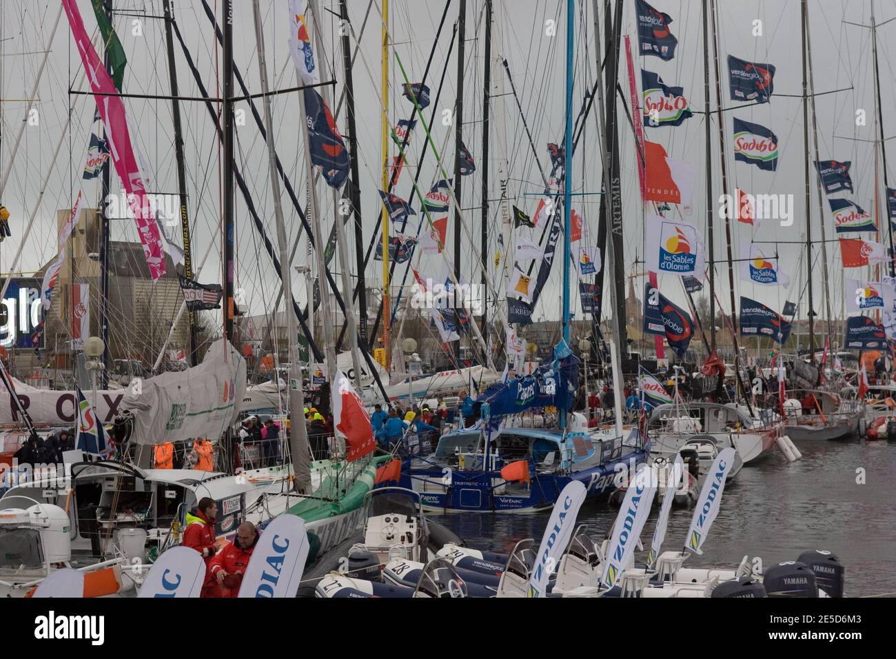 Ambiance avant la prestigieuse course Vendee Globe qui commence à les Sables d'Olonne, France, le 8 novembre 2008. Sept des 30 skippers qui quitteront le port pour faire la course autour du monde sans escale, seuls, seront britanniques, un nombre record. La course, qui a lieu tous les quatre ans, a fait d'Ellen MacArthur un nom de famille en 2000, lorsqu'elle a terminé deuxième. Pete Goss a modifié le cours en 1996 pour secourir Raphaël Dinelli après avoir chaviré dans l'océan Austral peu avant que Tony Bullimore ne subisse le même sort. Il a finalement été sauvé de son bateau renversé par la Marine australienne. Photo de Fred Lancet Banque D'Images