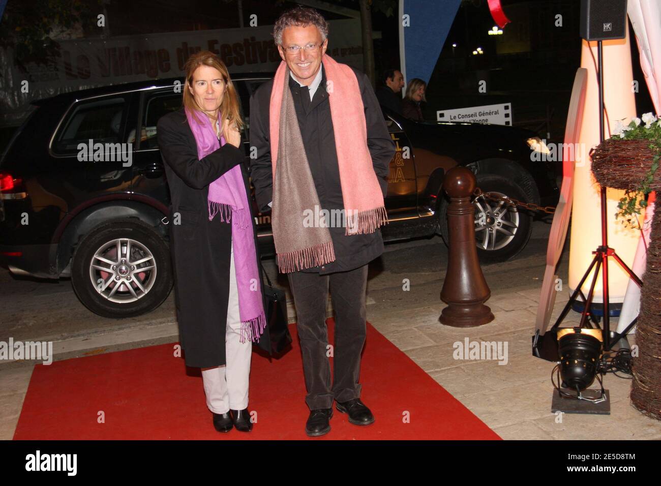 Présentateur de télévision Nelson Monfort lors de la première de 'un homme et son chien' réalisée par Francis Huster (le dernier film de Jean Paul Belmondo) et de la cérémonie d'ouverture du 9e Festival du film musique et cinéma à Auxerre, France, le 12 novembre 2008. Photo de Benoit Pinguet/ABACAPRESS.COM Banque D'Images