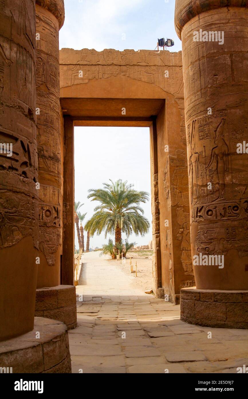 Vue à travers les majestueuses colonnes du temple de Karnak à travers une porte, Louxor Banque D'Images