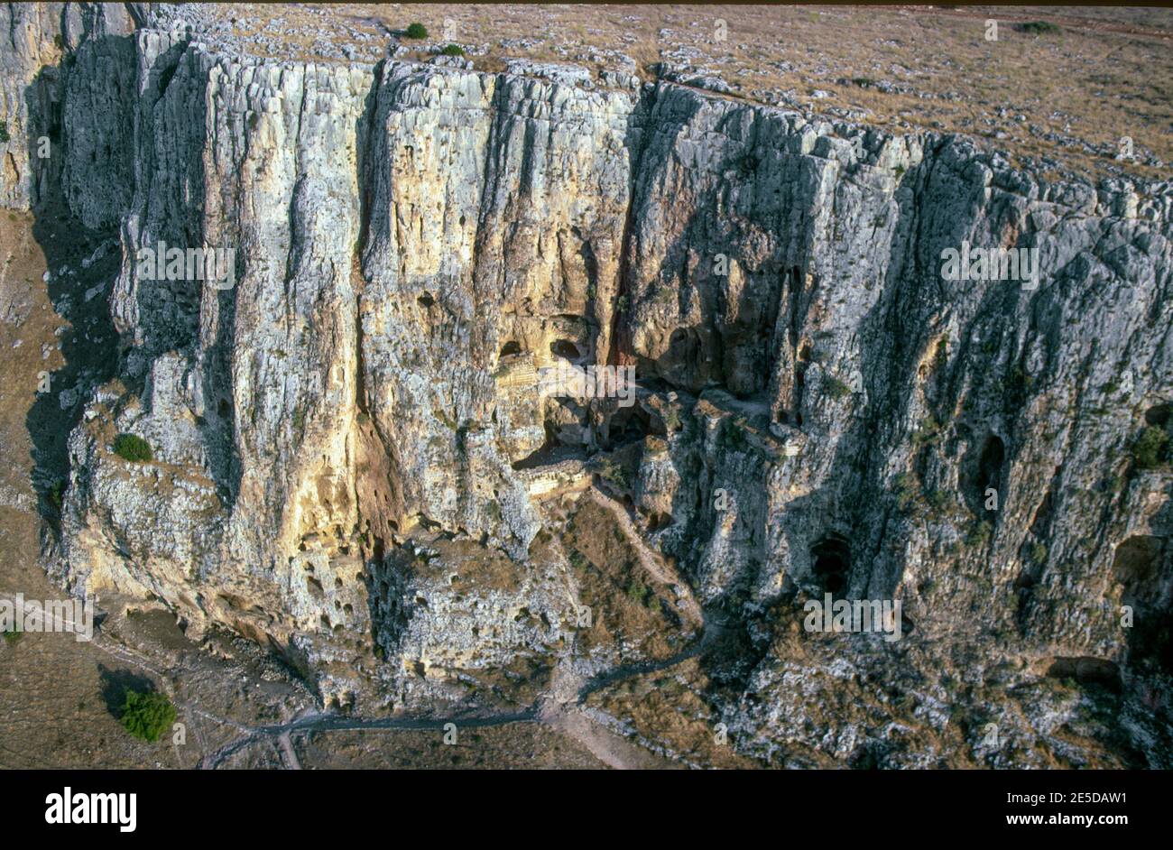 Grottes avec vue aérienne dans le clavace Mont Arbel Israël Banque D'Images