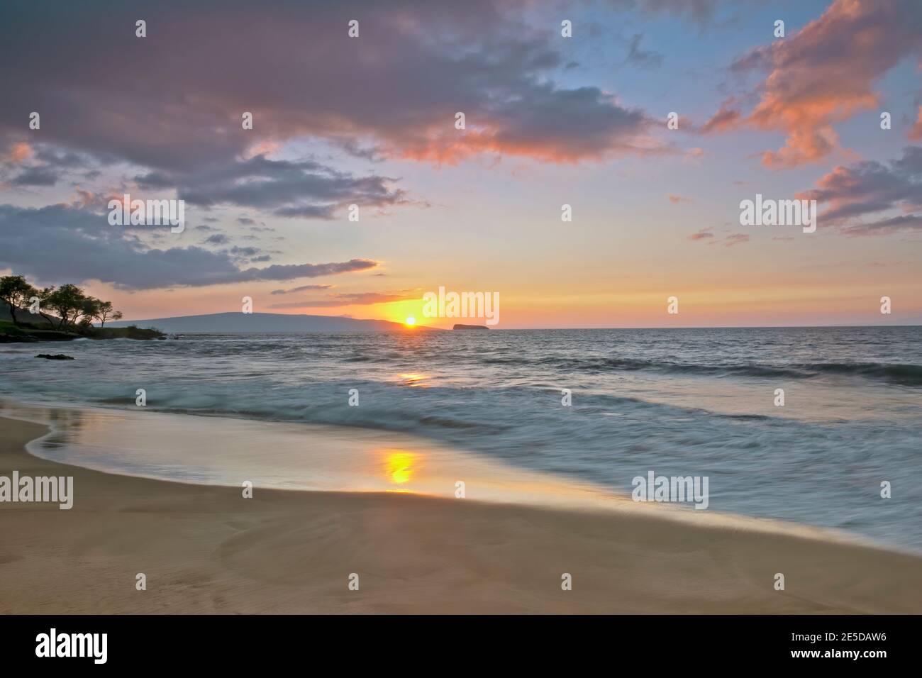 Coucher de soleil derrière les îles de Kahoolawe et Molokini au large de la plage de Makena, sur l'île de Maui à Hawaï. Banque D'Images