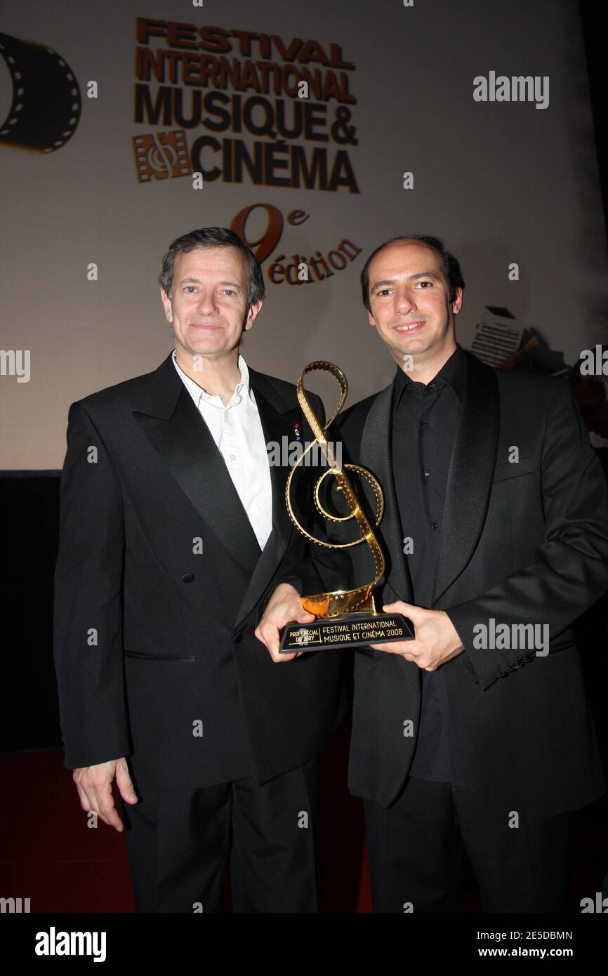 L'acteur français Francis Huster et le compositeur français Philippe Rombi reçoivent le prix du jury pour un homme et son chien lors de la cérémonie de clôture du 9e Festival international de musique et de cinéma à Auxerre, en France, le 15 novembre 2008. Photo de Benoit Pinguet/ABACAPRESS.COM Banque D'Images