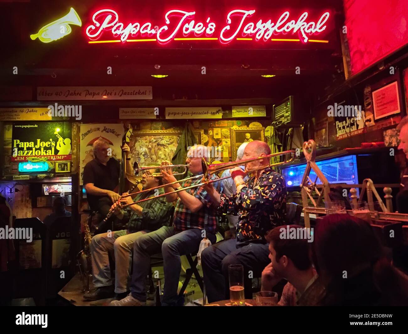 Le groupe de jazz joue de la musique live au légendaire club de Cologne Joe JazzLokal de Papa pendant que le public regarde et boit de la bière Banque D'Images
