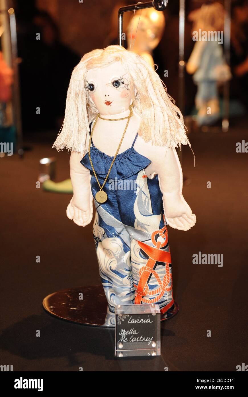 Poupée « Lavinia », conçue par Stella McCartney, vue au défilé de mode «  Frimousses de Createurs » à Paris, en France, le 17 novembre 2008. Les  poupées « Frimousses » sont