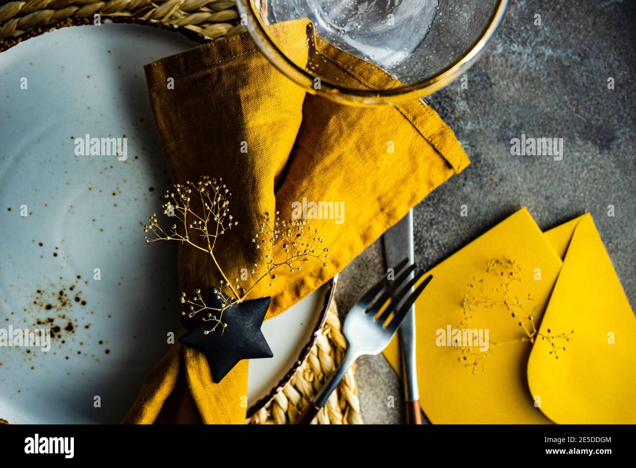 Vue en hauteur d'un cadre rustique sur une table Banque D'Images