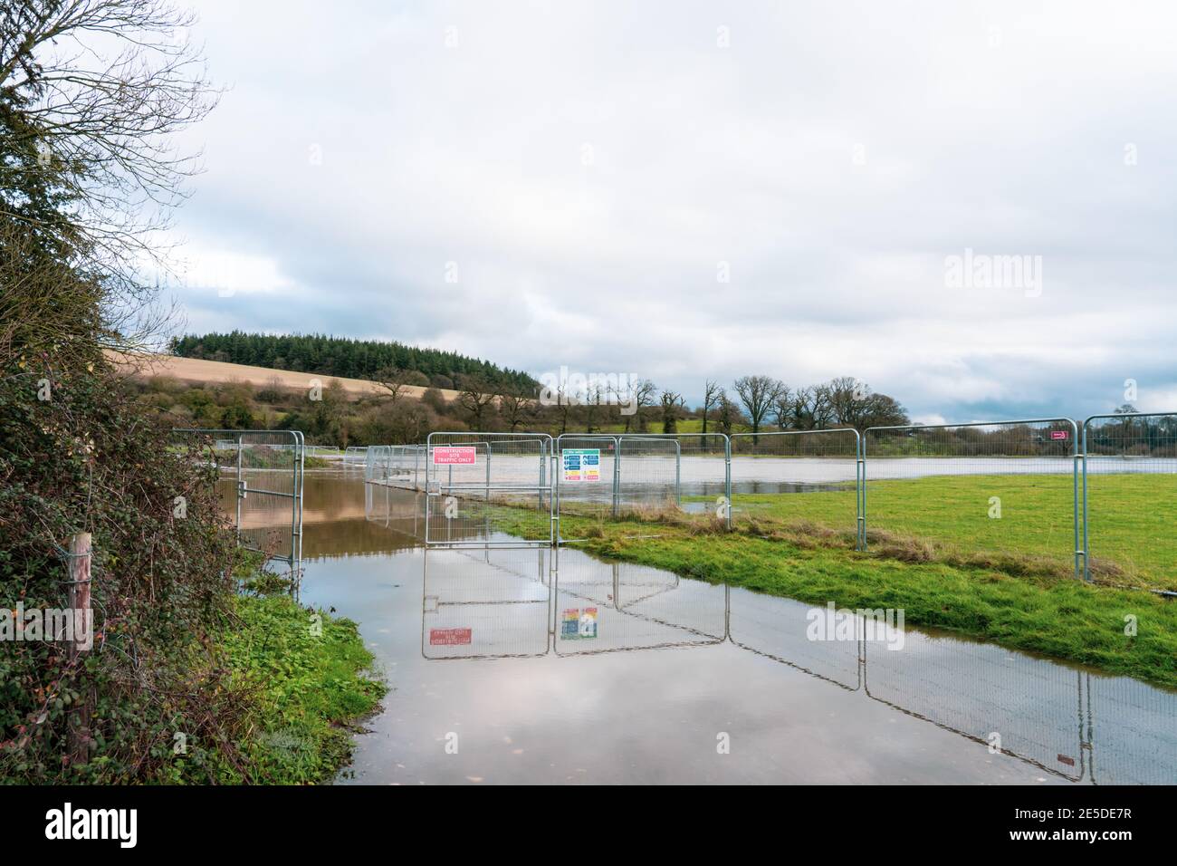 La protection contre les inondations fonctionne avec des panneaux et des clôtures sur les rives de la rivière débordée en raison de fortes pluies dans la campagne de l'est de l'Angleterre. Mise au point sélective, copie Banque D'Images