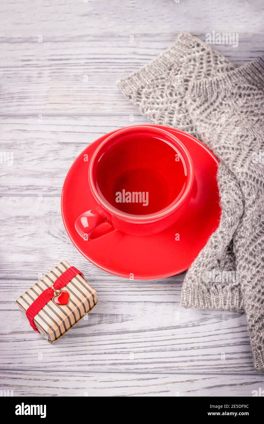 Une tasse de thé rouge et un cadeau pour la Saint-Valentin avec cœur rouge Banque D'Images