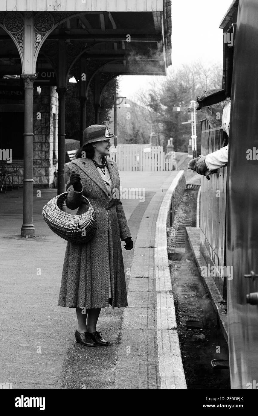 Modèle en costume d'époque à la gare du château de Corfe. Banque D'Images Modèle en costume d'époque à la gare du château de Corfe. Banque D'Images