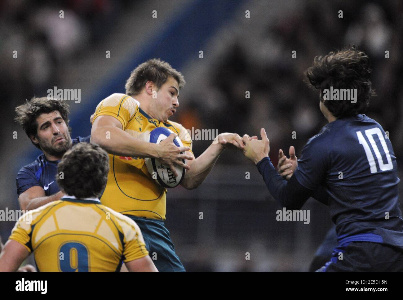 Mitchell (Australie) affronte David Skrela (France) de France lors du match de rugby international, France contre Australie, au Stade de France à Saint-Denis près de Paris, France, le 22 novembre 2008. L'Australie a gagné 18-13. Photo de Henri Szwarc/Cameleon/ABACAPRESS.COM Banque D'Images