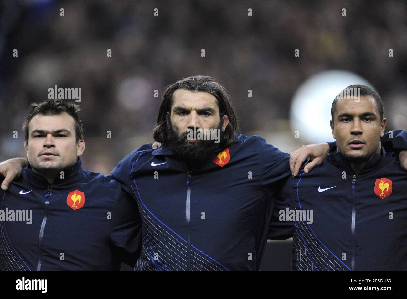 Sébastien Chabal, Mas et Dousautoir en France chantant la marseillaise lors du match international de rugby, France contre Australie au Stade de France à Saint-Denis près de Paris, France, le 22 novembre 2008. L'Australie a gagné 18-13. Photo de Henri Szwarc/Cameleon/ABACAPRESS.COM Banque D'Images