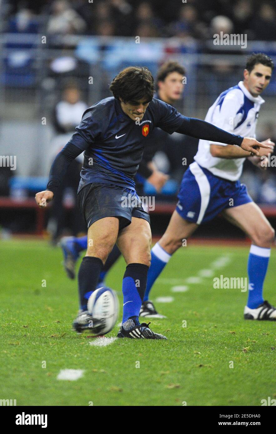 Le 22 novembre 2008, David Skrela (France) a obtenu un coup de pied gratuit lors du match international de rugby à XV, France contre Australie, au Stade de France à Saint-Denis près de Paris. L'Australie a gagné 18-13. Photo de Henri Szwarc/Cameleon/ABACAPRESS.COM Banque D'Images