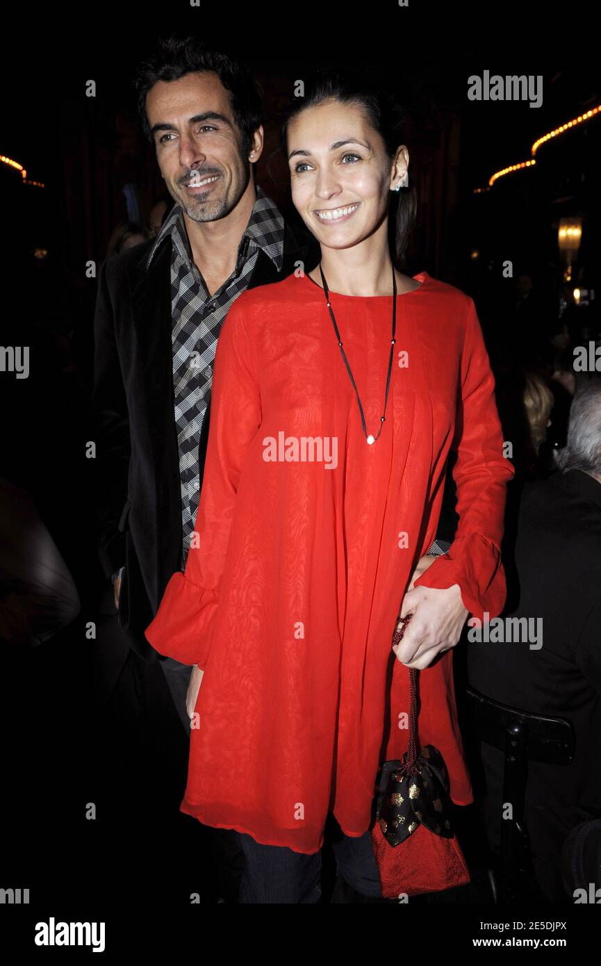 Adeline Blondieau et son petit ami assistant à la répétition du Paradis Latin à Paris, France, le 24 novembre 2008. Photo de Mehdi Taamallah/ABACAPRESS.COM Banque D'Images