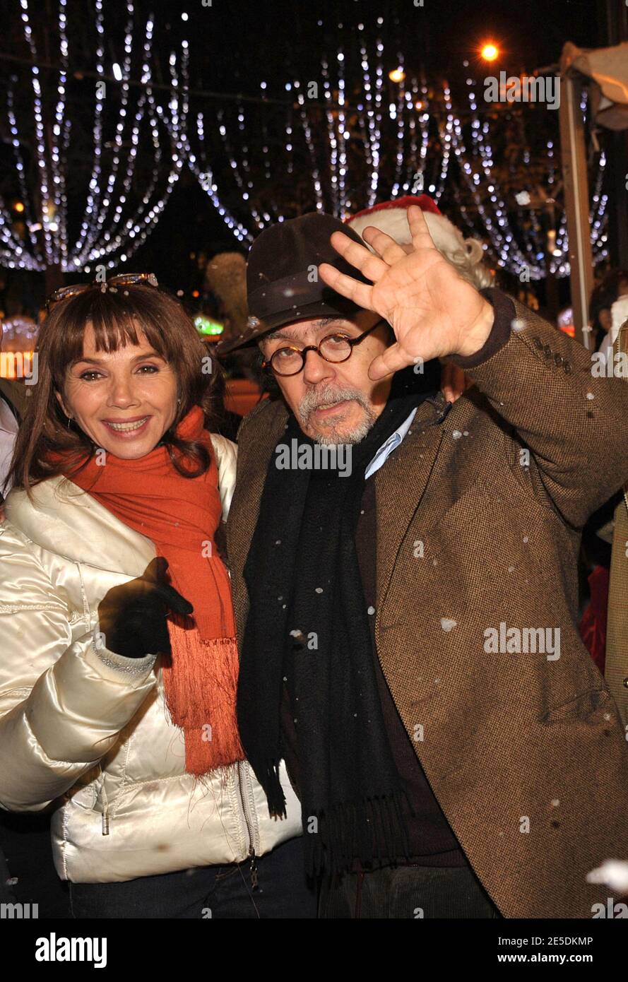 Victoria Abril et Jean-Michel rives assistent à l'ouverture du marché de Noël sur les champs-Elysées à Paris, France, le 26 novembre 2008. Photo de Giancarlo Gorassini/ABACAPRESS.COM Banque D'Images