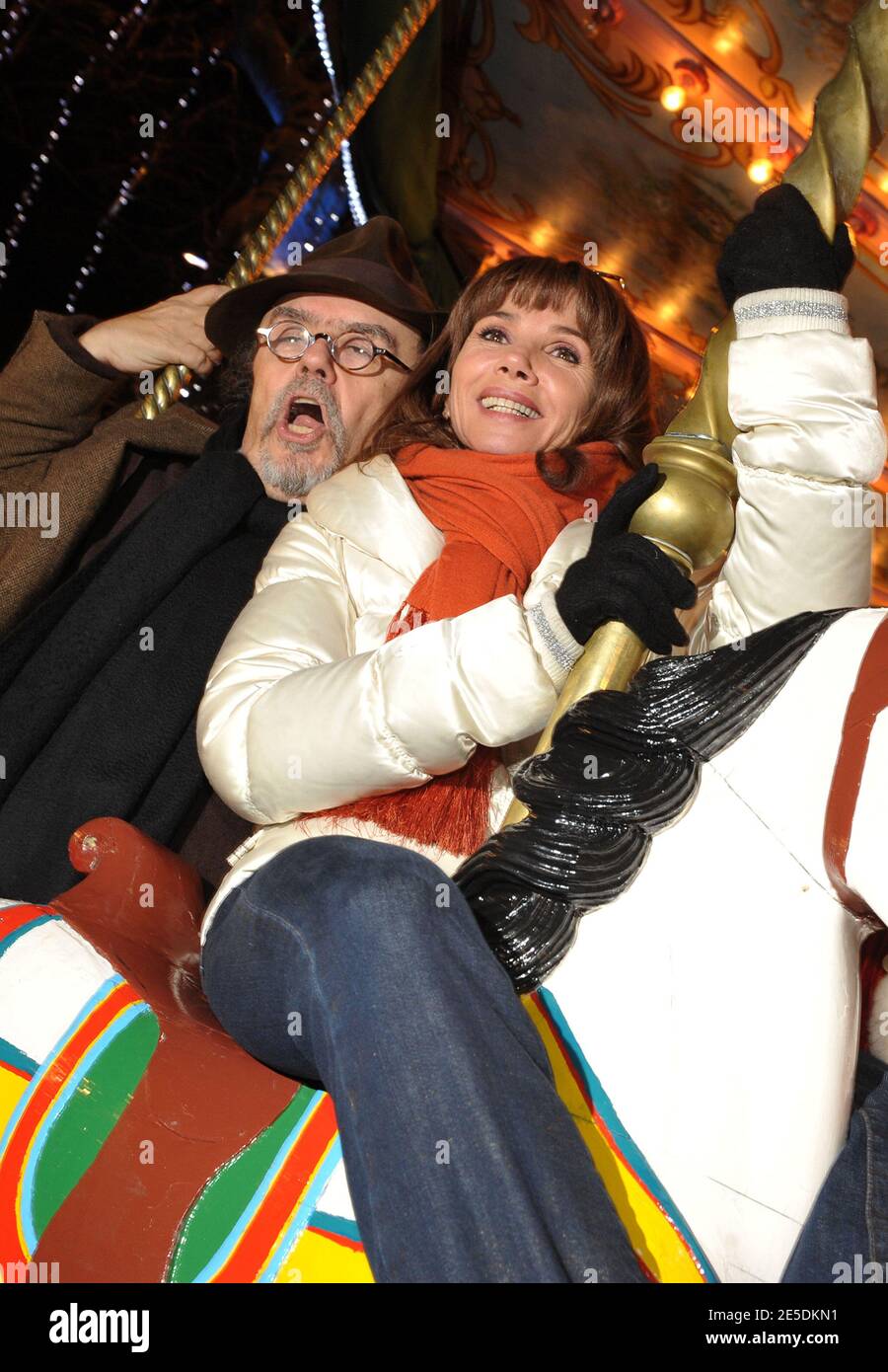 Victoria Abril et Jean-Michel rives assistent à l'ouverture du marché de Noël sur les champs-Elysées à Paris, France, le 26 novembre 2008. Photo de Giancarlo Gorassini/ABACAPRESS.COM Banque D'Images