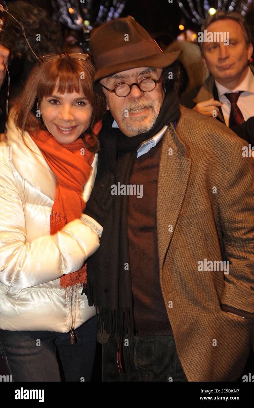 Victoria Abril et Jean-Michel rives assistent à l'ouverture du marché de Noël sur les champs-Elysées à Paris, France, le 26 novembre 2008. Photo de Giancarlo Gorassini/ABACAPRESS.COM Banque D'Images