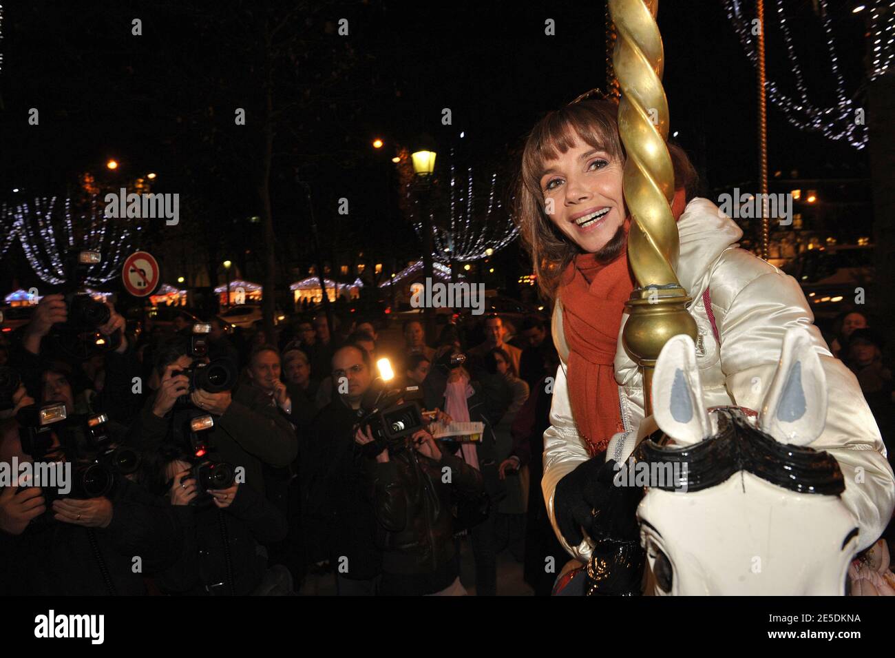 Victoria Abril participe à l'ouverture du marché de Noël sur les champs Elysées à Paris, France, le 26 novembre 2008. Photo de Giancarlo Gorassini/ABACAPRESS.COM Banque D'Images