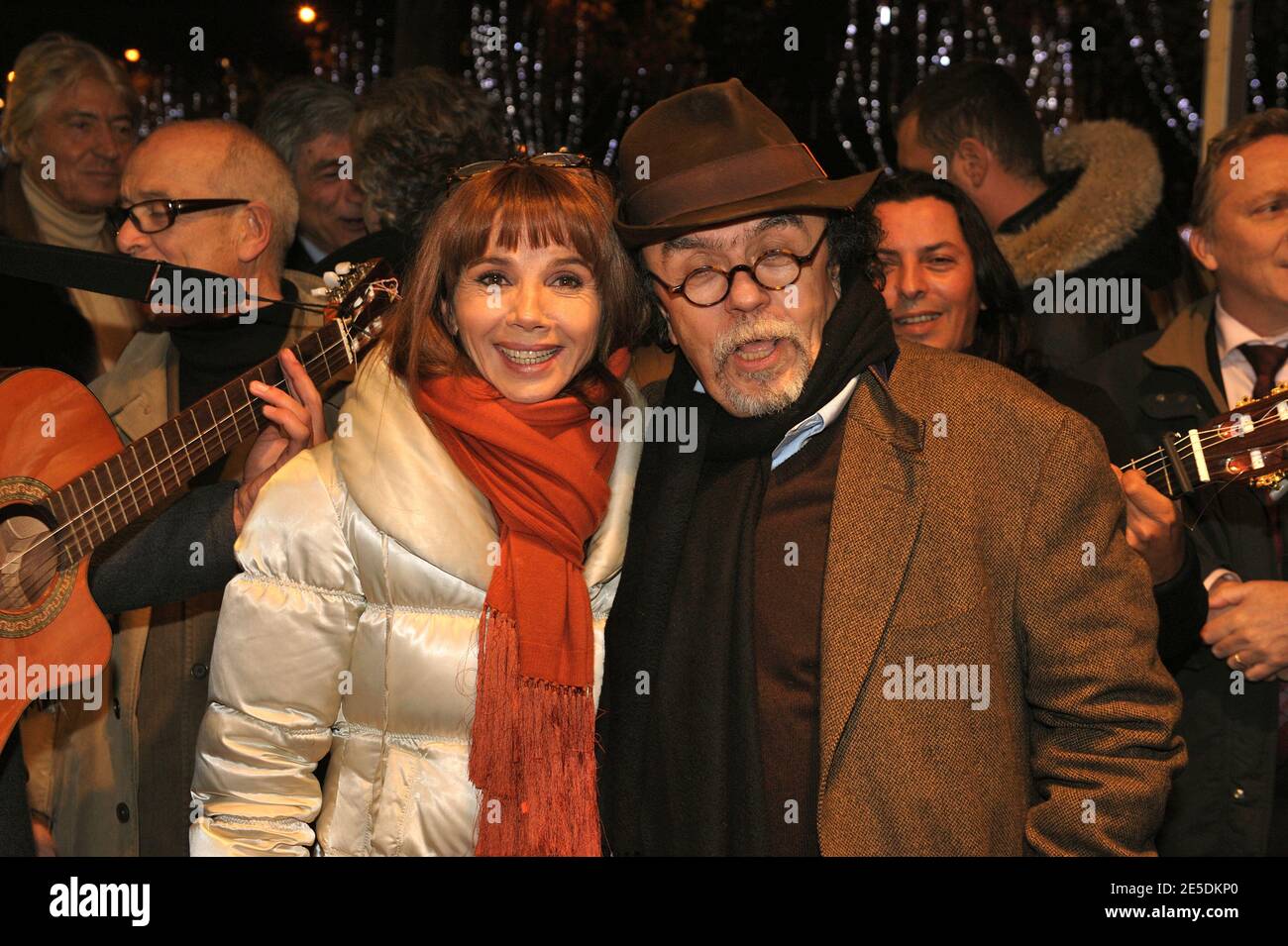 Victoria Abril et Jean-Michel rives assistent à l'ouverture du marché de Noël sur les champs-Elysées à Paris, France, le 26 novembre 2008. Photo de Giancarlo Gorassini/ABACAPRESS.COM Banque D'Images
