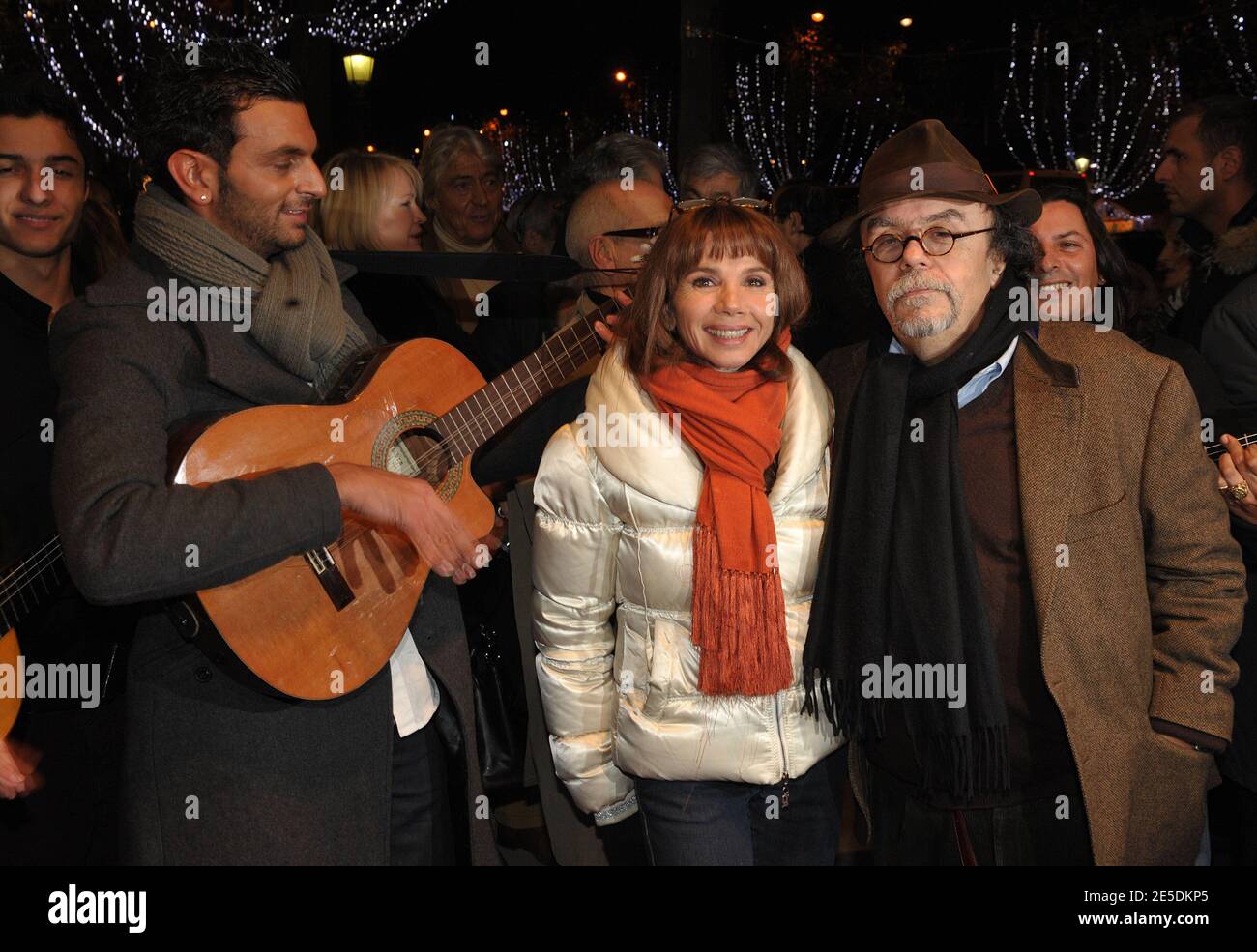 Victoria Abril et Jean-Michel rives assistent à l'ouverture du marché de Noël sur les champs-Elysées à Paris, France, le 26 novembre 2008. Photo de Giancarlo Gorassini/ABACAPRESS.COM Banque D'Images