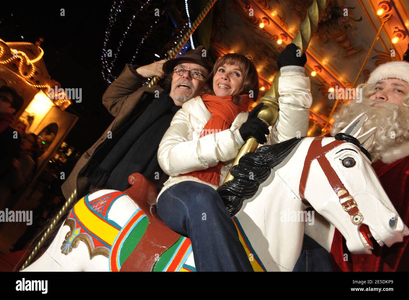 Victoria Abril et Jean-Michel rives assistent à l'ouverture du marché de Noël sur les champs-Elysées à Paris, France, le 26 novembre 2008. Photo de Giancarlo Gorassini/ABACAPRESS.COM Banque D'Images