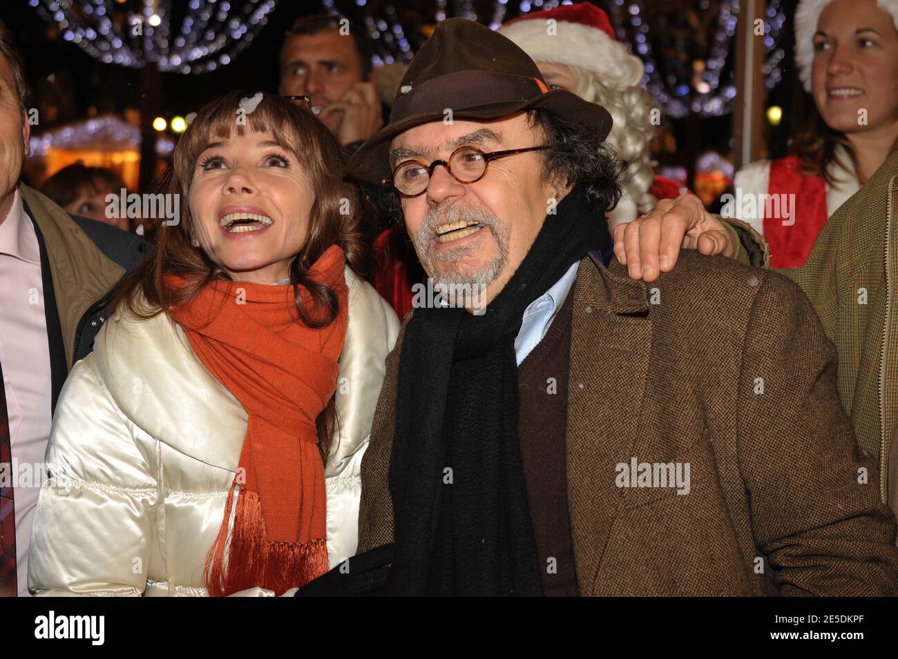 Victoria Abril et Jean-Michel rives assistent à l'ouverture du marché de Noël sur les champs-Elysées à Paris, France, le 26 novembre 2008. Photo de Giancarlo Gorassini/ABACAPRESS.COM Banque D'Images