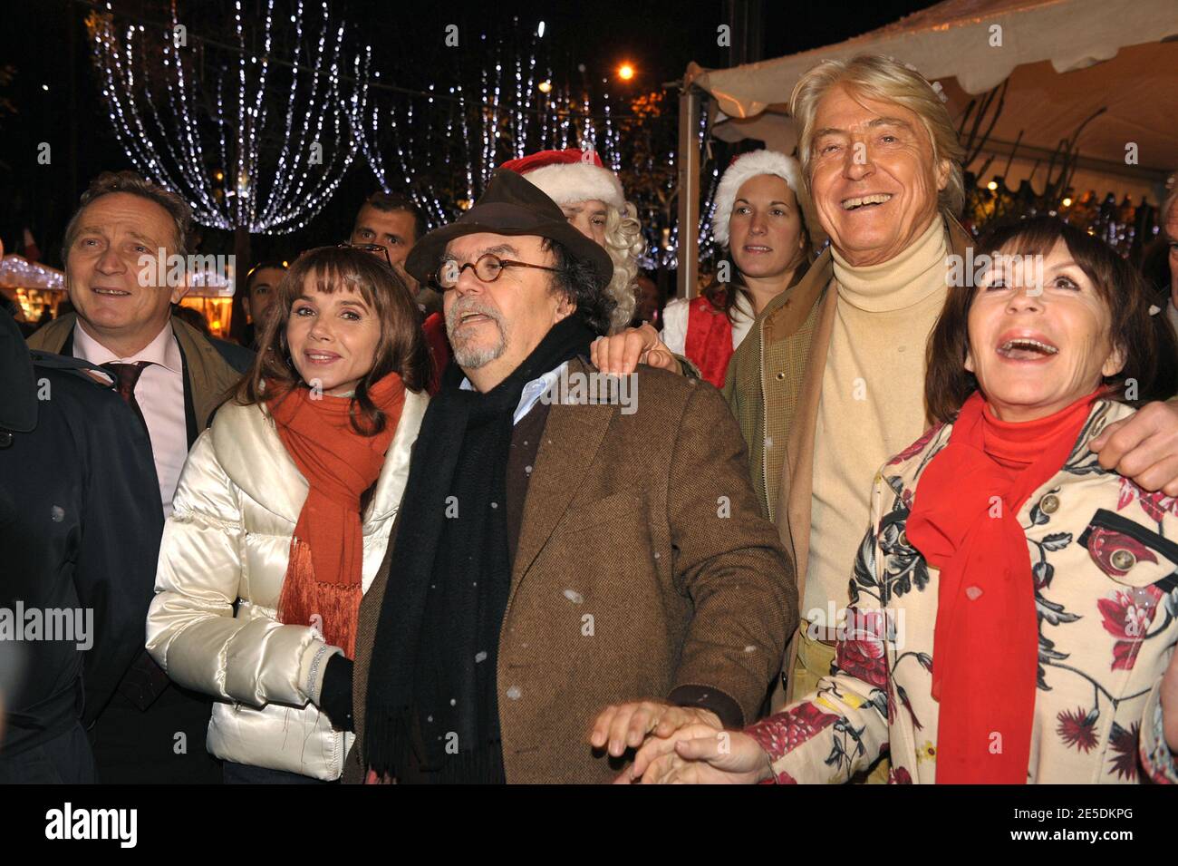 Victoria Abril et Jean-Michel rives assistent à l'ouverture du marché de Noël sur les champs-Elysées à Paris, France, le 26 novembre 2008. Photo de Giancarlo Gorassini/ABACAPRESS.COM Banque D'Images