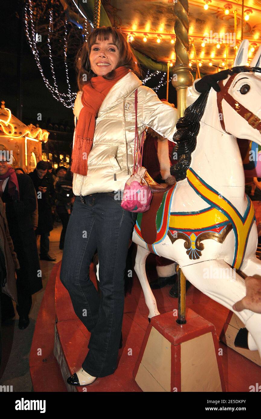 Victoria Abril participe à l'ouverture du marché de Noël sur les champs Elysées à Paris, France, le 26 novembre 2008. Photo de Giancarlo Gorassini/ABACAPRESS.COM Banque D'Images
