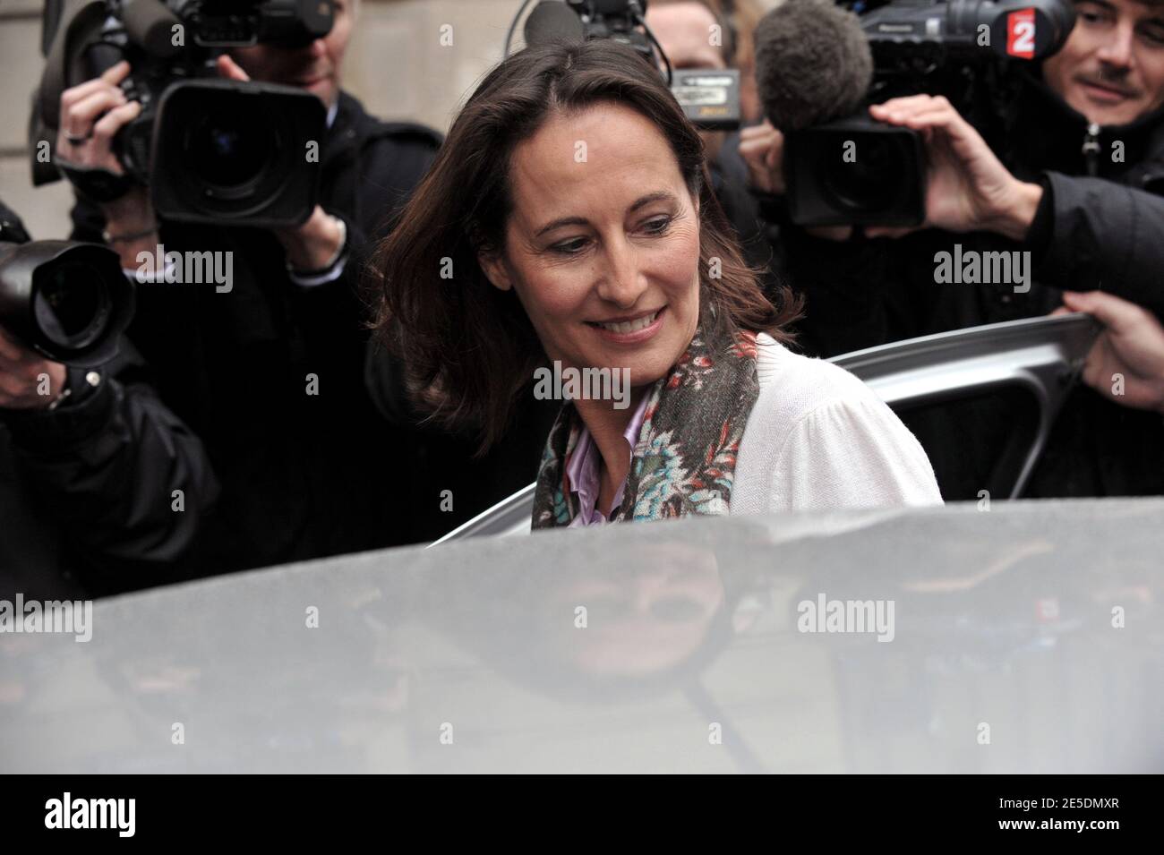 Segolene Royal, candidate socialiste à la présidence, quitte le siège du Parti socialiste après une rencontre avec Martine Aubry, Secrétaire du Parti socialiste nouvellement élu, à Paris, en France, le 29 novembre 2008. Photo de Mousse/ABACAPRESS.COM Banque D'Images